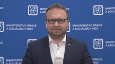 Jurečka sliboval, že po neúspěchu skončí. Teď se otázkám vyhýbá