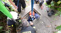Kluka (13) vyprošťovali z 8metrové studny kvůli mobilu