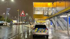 Drama v pražském obchodě IKEA. Muž ničil nábytek sekyrou a rozléval barvu