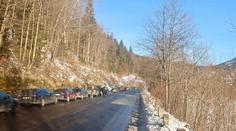 Češi tráví konec roku na horách. V Krkonoších kolabuje doprava