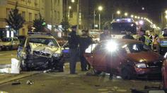 Šestnáctiletý mladík ve fabii smetl při honičce v Praze policejní vůz