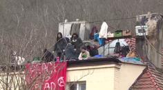 Squatteři po šesti dnech slezli ze střechy domu! Policie je zadržela