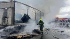 Nehody uzavřely dálnice. Na D1 stála doprava, na D35 shořel kamion