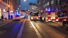 Do světlíku hotelu v Praze se zřítil muž. Přišel zřejmě krást