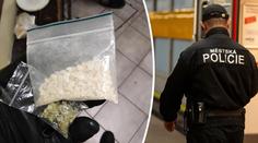Muž kopal do sanitky a sprostě nadával, strážníci u něj našli drogy