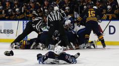 Servalo se to jak v Čechově! Hit na hvězdu NHL i bitka v závěru VIDEO