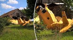 Svatební veselí narušil pád letadla! Zřítilo se na dům, pilot se zranil