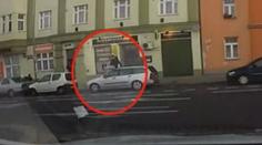 Grázl skákal po autech před kamerou strážníků. VIDEO