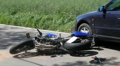 Motorkář traktor nepřetlačil. Skončil v nemocnici