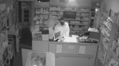 Muž v trafice ukradl cigarety a pokladnu, zachytily ho bezpečnostní kamery