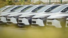 Úředníci už přebírají elektromobily za stovky milionů. Toyota jich dodá státu 500