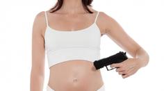 Pošťačku na Plzeňsku přepadla těhotná lupička s pistolí!