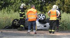 Tragédie: BMW vjelo pod kamion. Uhořel v něm člověk