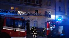 Oheň zničil byt, hasiči obyvatele činžáku evakuovali po žebřících