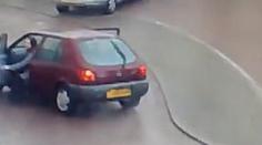 VIDEO: Řidička na ledovce vyskakuje z auta ve smyku