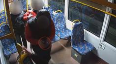 Mladík (15) měl dívce ukrást telefon v tramvaji. Hrozí mu 5 let za mřížemi