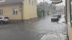 Českem se prohnaly silné bouřky. Auto za jízdy poškodil blesk