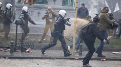 V Bruselu vyšly při jednání EU do ulic tisíce lidí. Musela zasáhnout policie