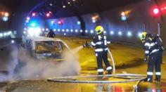 Po nehodě v tunelu začalo hořet auto: Jeden mrtvý a několik zraněných