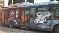 Na oknech autobusů MHD v Jihlavě už nebude reklama. Cestujícím to vadilo