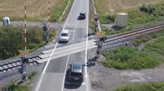 Řidiči si na novém přejezdu ničí auta. Firma ho opravila nedávno