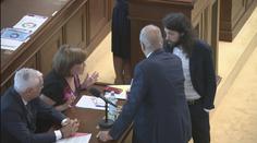 Peníze pro lidi pracující na dohodu i paušální daň. Na obojí poslanci kývli