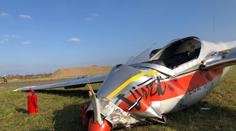 Pilot zapíchl letoun do pole u letiště. Tvrdé přistání přežil&nbsp;