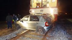 Motorák vláčel auto 50 metrů. Řidičku vyprostili mrtvou
