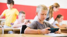První celostátní zákaz mobilů ve školách. V Polsku schválili kontroverzní zákon