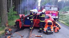 K nehodě osobního auta v Borové letěl vrtulník. Řidiči už ale nebylo pomoci
