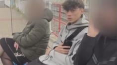 Vše začalo pistolí u hlavy. Policie po útocích hledá další čtyři chlapce z videí