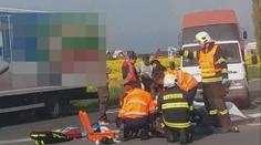 Motorkáři skončili pod koly náklaďáku. Jeden muž nepřežil