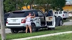 Drsná pomsta. Rozzuřená žena rozmlátila luxusní SUV kladivem
