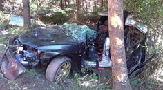 Vážná nehoda při závodech. Řidič auto zdemoloval o strom, na místo letěl vrtulník