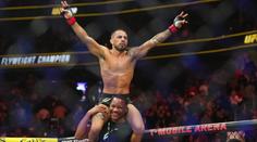 UFC 310: Pantoja rychle porazil debutanta a potřetí obhájil titul