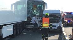 Na D5 se srazil autobus, kamion a dodávka. Dálnice stála hodiny