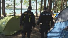 V letních kempech se množí krádeže. Pár u Máchova jezera měl nakrást 60 tisíc