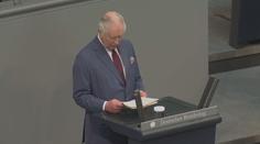 Karel III. zakončil první oficiální zahraniční cestu. V Hamburku uctil památku obětí bombardování