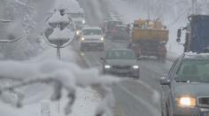 Kalamita na jihu Čech. Řidiče trápí sníh a ledovka, napadne dalších 30 cm