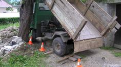 Multikára zabila ženu, auto vláčelo silničáře. Tři mrtví na silnicích