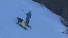 VIDEO: Snowboardista srazil několik lyžařů. Nepomohl jim a zmizel