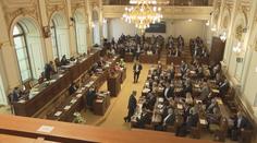 Poslanci schválili vyšší příspěvek na dítě, Plaga má připravit úřední maturity