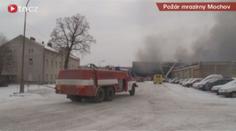 Bývalé mrazírny zachvátil obrovský požár, ovzduší je plné zplodin