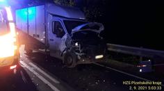 Na Plzeňsku narazila dodávka do traktoru, který sekal trávu u silnice