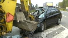 Mladý řidič UNIKL SMRTI! Auto naroloval pod bagr...