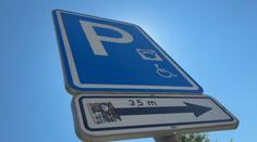 Tesco zavádí na parkovištích varovné značky. Hrozí tisícové pokuty