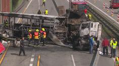 Při nehodě shořel vězeňský autobus a zemřel člověk. Policie obvinila řidiče tahače