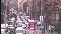 Do Prahy dnes nejezděte! Centrum uzavřela exploze, doprava kolabuje!