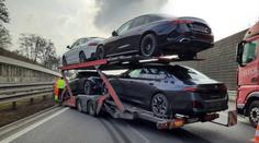 Dopravu na dálnici D2 blokovala nehoda. Havaroval přívěs s luxusními automobily