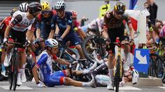 Fanoušek si chtěl udělat selfie. Způsobil hromadnou nehodu na Tour de France